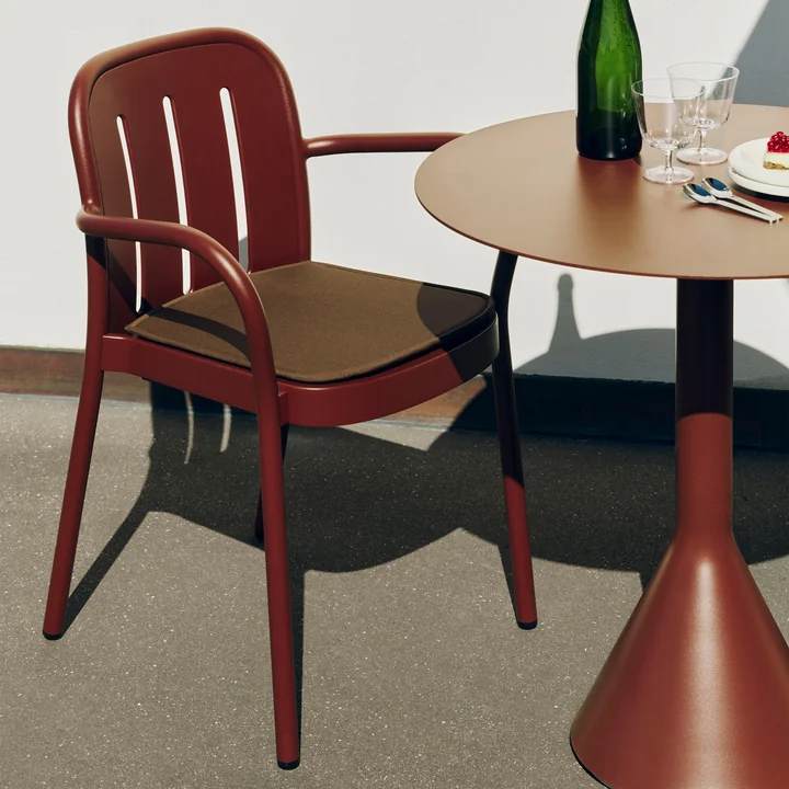 HAY - Deville Armlehnstuhl mit Sitzkissen, Outdoor, iron red