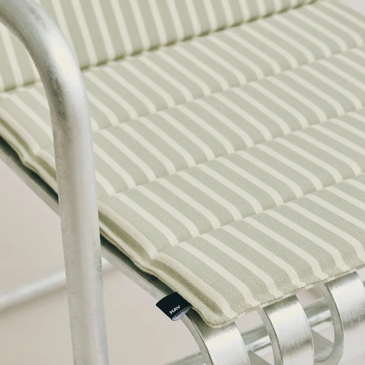 HAY - Terrazza Faltbares Sitzkissen, dicke Streifen, grau