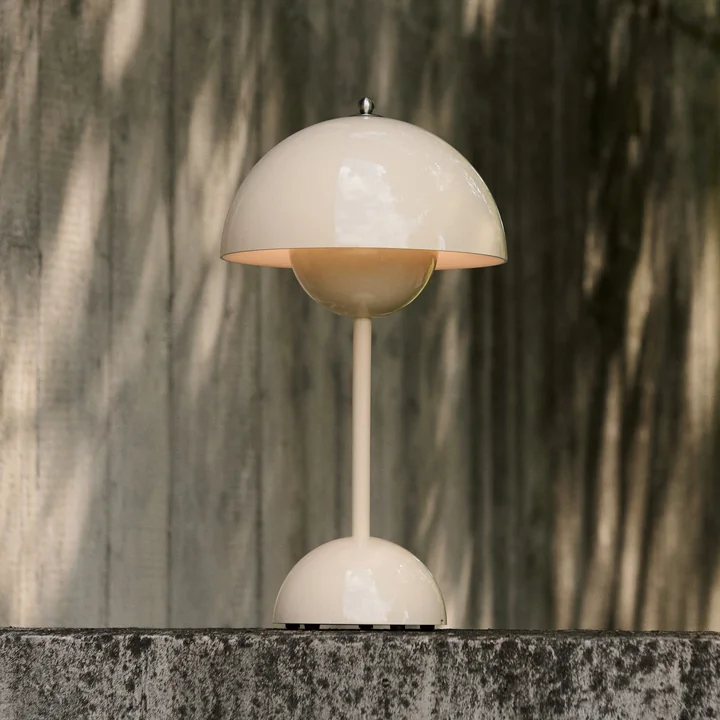 &Tradition - Flowerpot Akku Tischleuchte VP9 mit magnetischem Ladekabel, elfenbein