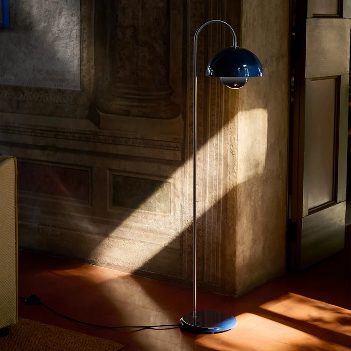 &Tradition - FlowerPot Stehleuchte VP12, stahlblau