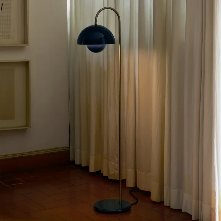 &Tradition - FlowerPot Stehleuchte VP12, stahlblau