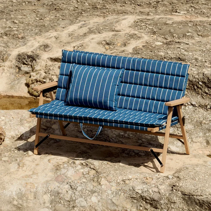 HAY - Outdoor Market Klappsofa und Kissen, blau mit beigen Streifen