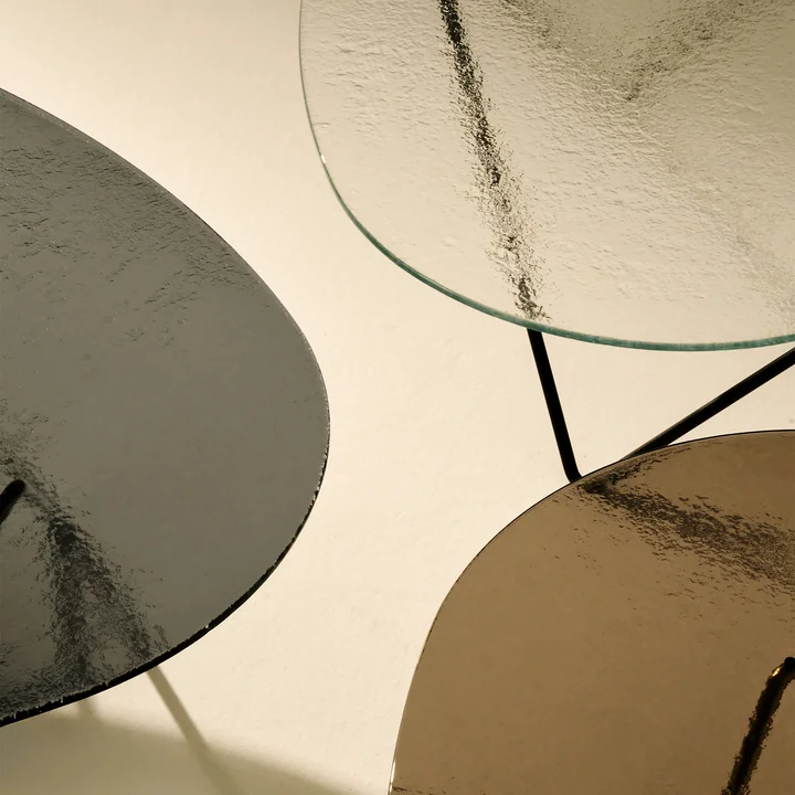 Gubi - Pedrera Couchtisch, schwarz semi matt / Glas strukturiert