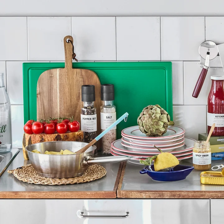 Nicolas Vahé - Cop Schneidebrett, 50 x 30 cm, grün und Bistro Teller, rot / weiß