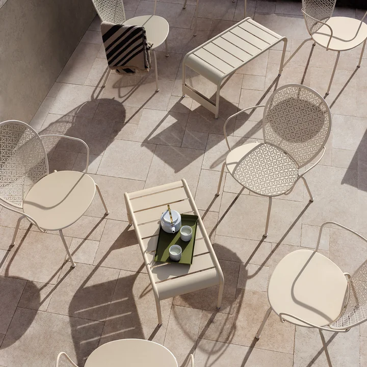 Fermob - Luxembourg breiter, niedriger Tisch / Gartenbank, latte-beige