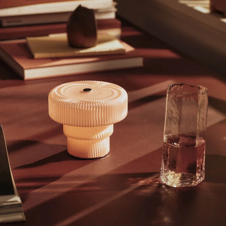 Ferm Living - Ripple LED Akku-Leuchte, blassrosa