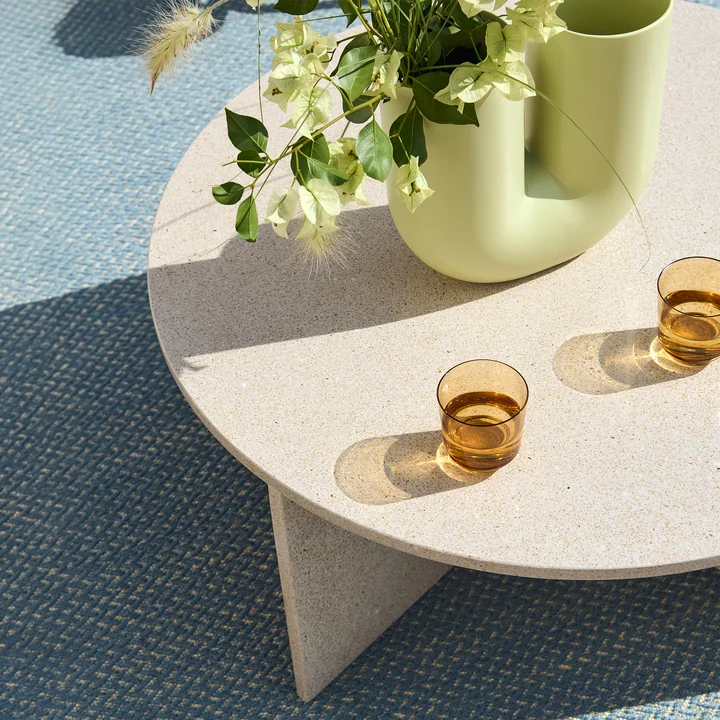 Muuto - Halves Couchtisch, light taupe terrazzo