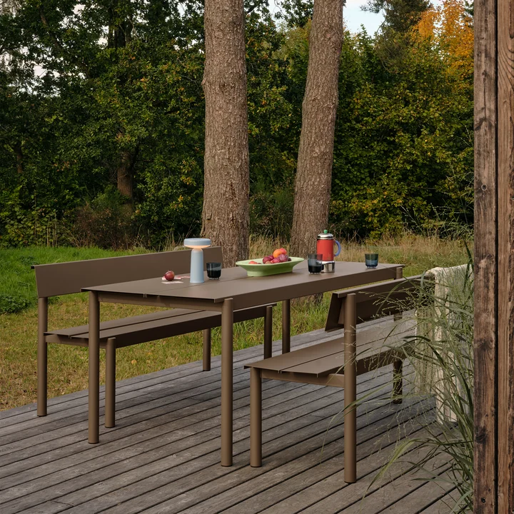 Muuto - Linear Steel Outdoor Gartentisch, 200 x 75 cm und Bank mit Rückenlehne, taupe 
