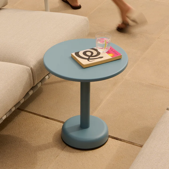 Muuto - Linear Steel Outdoor Kaffeetisch, Ø 42 x H 47 cm, hellblau 