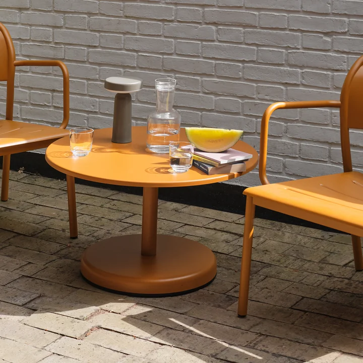 Muuto - Linear Steel Outdoor Kaffeetisch, Ø 70 x H 40 cm, burnt orange 