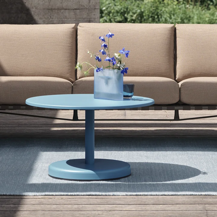 Muuto - Linear Steel Outdoor Kaffeetisch, Ø 70 x H 40 cm, hellblau 
