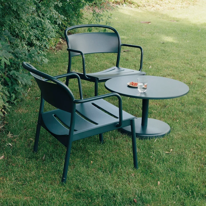 Linear Steel Outdoor Kaffeetisch & Lounge Armchair, dunkelgrün von Muuto