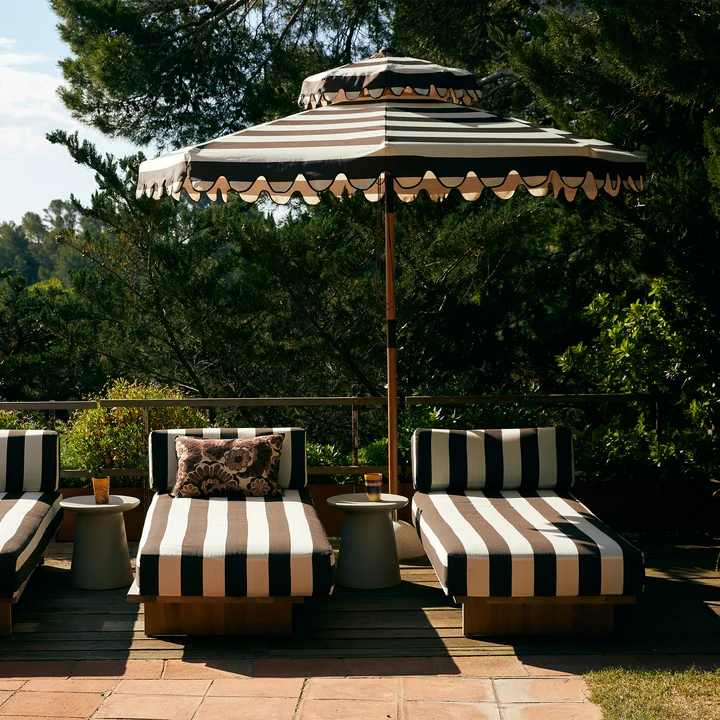 HKliving - Striped Terrassenschirm, Ø 270 cm und Outdoor-Daybed, stracciatella
