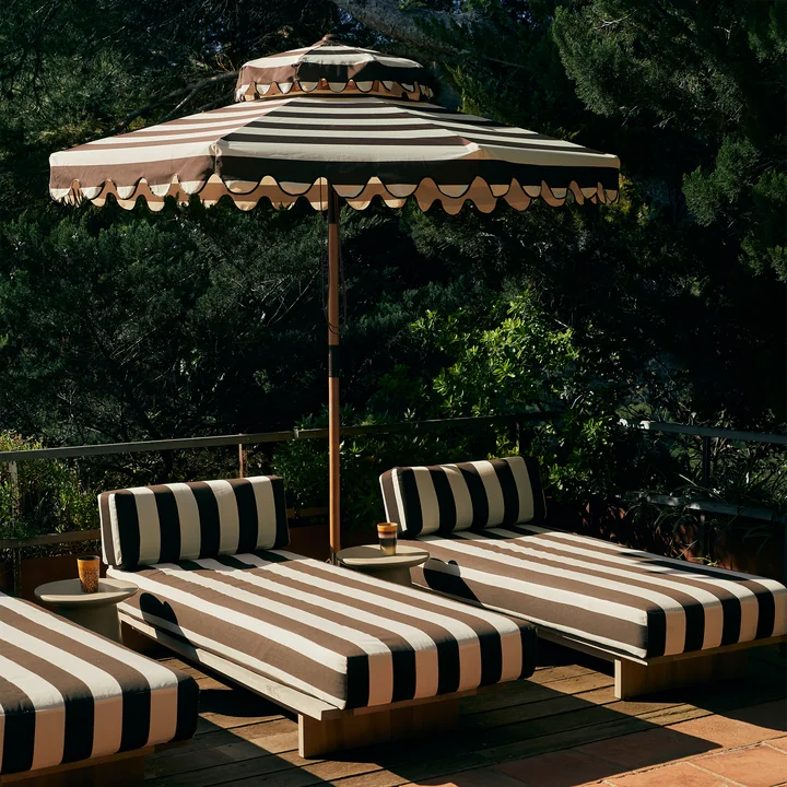 HKliving - Striped Terrassenschirm, Ø 270 cm und Outdoor-Daybed, stracciatella