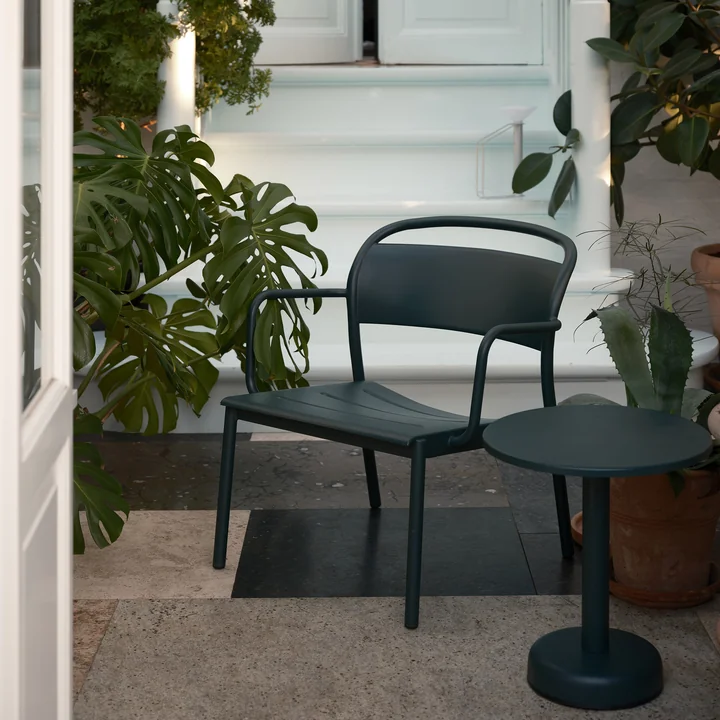 Muuto - Linear Steel Outdoor Kaffeetisch und Lounge Armchair, dunkelgrün