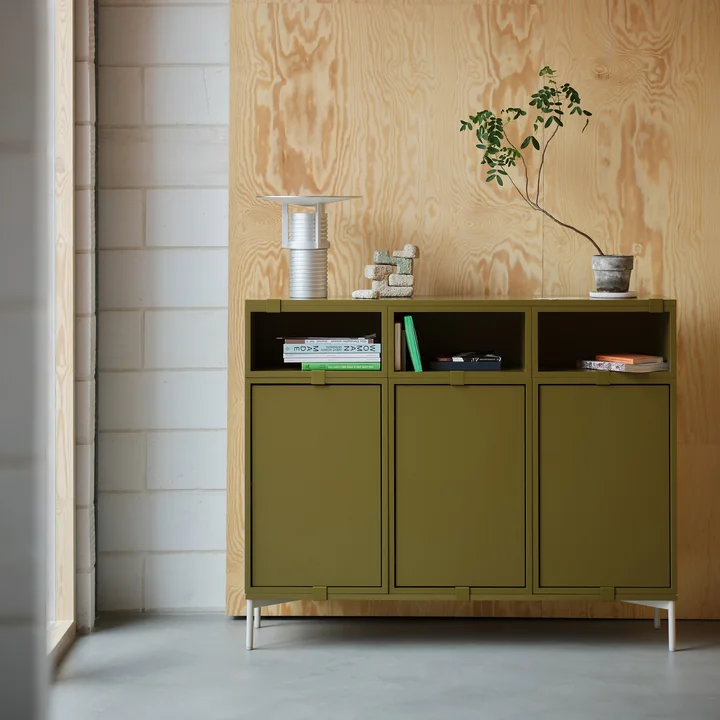 Muuto - Stacked Regalmodul mit Tür, braungrün