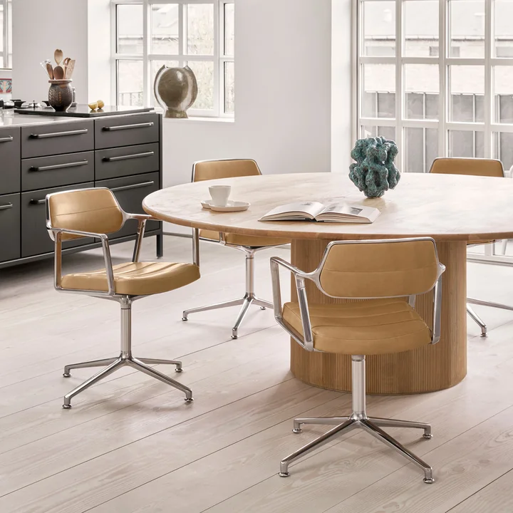 Vipp - 453 Drehstuhl, Aluminium, leather camel, auf Gleitern