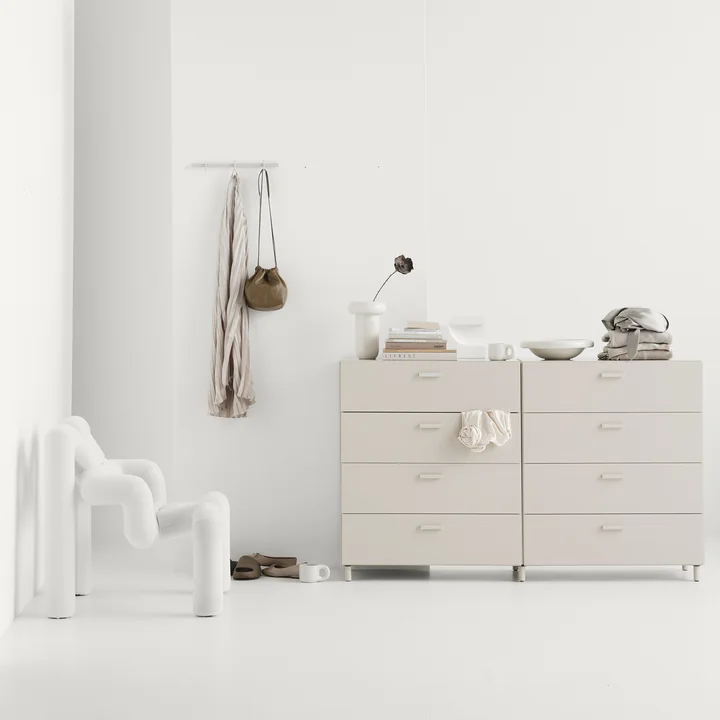 String - Relief Kommode breit, beige