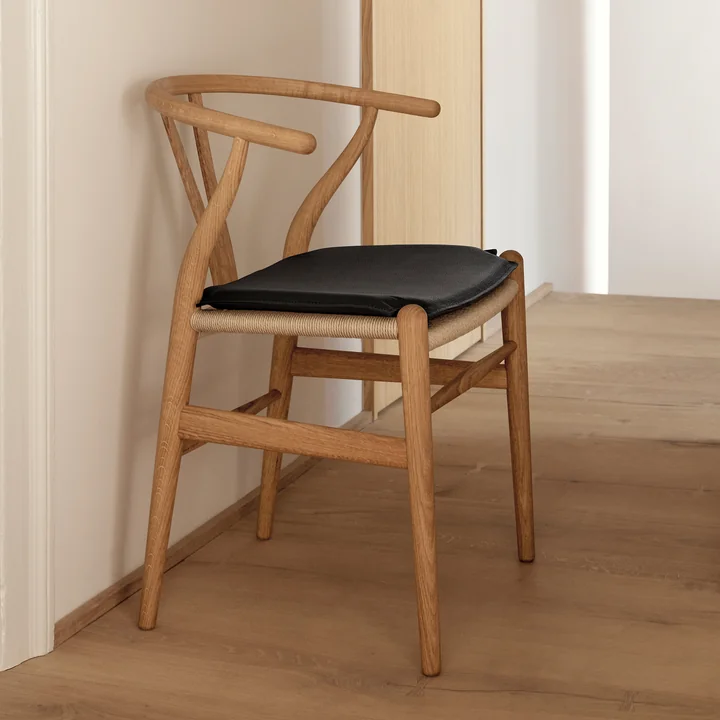 Carl Hansen - CH24 Wishbone Chair mit Leder-Kissen, schwarz