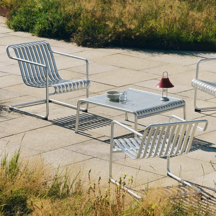 HAY - Palissade Beistelltisch und Lounge Chair low, hot galvanised