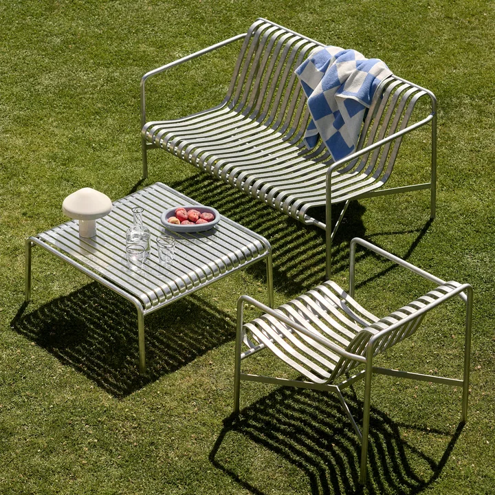 HAY - Palissade Beistelltisch, Lounge Sofa und Lounge Chair low, hot galvanised