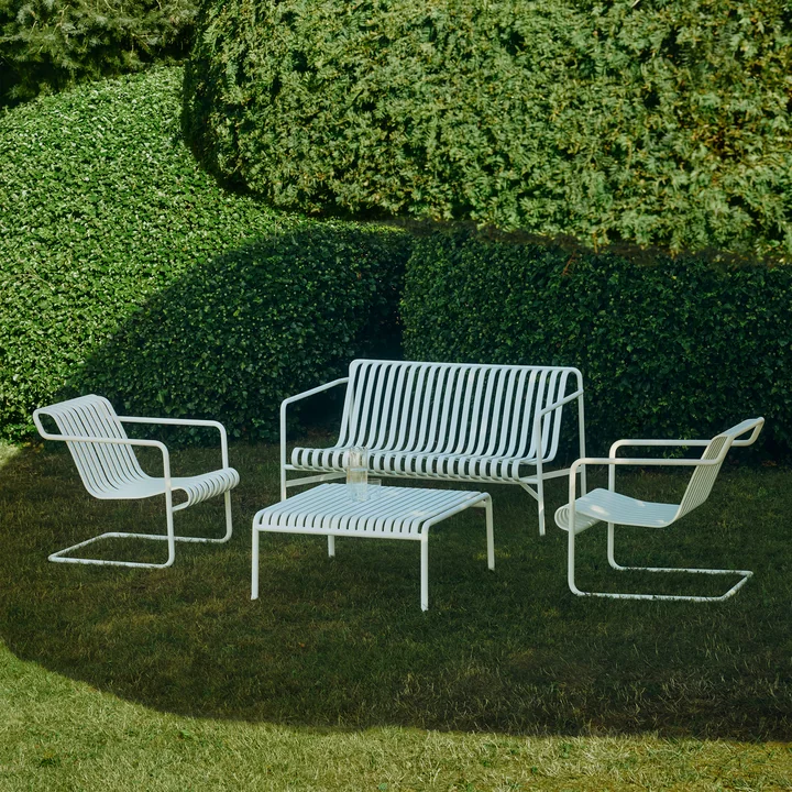 HAY - Palissade Beistelltisch, Lounge Sofa und Lounge Chair low, cremeweiß