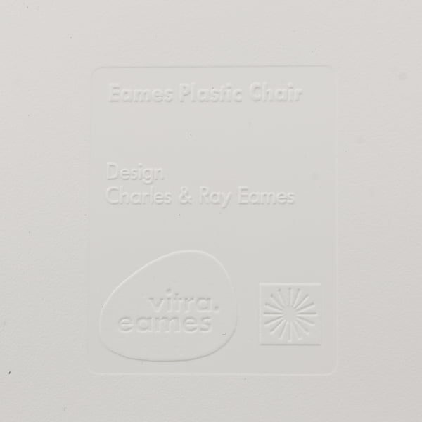 Die Schale der Re-Edition des Eames Plastic Side Chair DSW im Detail