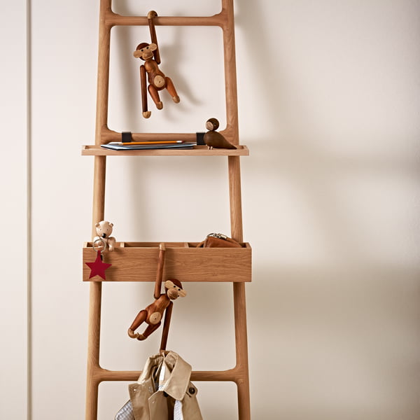 Holz-Affe, der Bär und die Unzertrennlichen von Kay Bojesen an einer Leiter