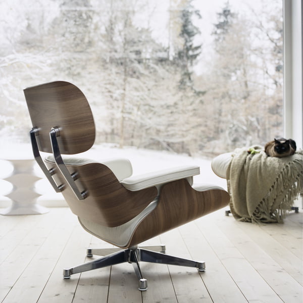Winterlich: der Vitra Lounge Chair in Weiß