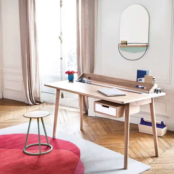 Funktionaler und schlichter Arbeitspatz mit Farbklecksen