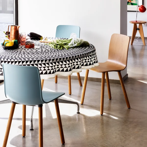 Hal Wood Stuhl und Leinentischdecke Geometric von Vitra