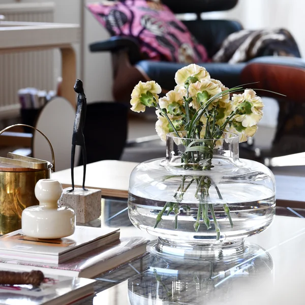 Urna Vase Ø 30 cm von Marimekko in klar mit Blumen auf dem Tisch