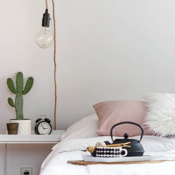 Der Hay Tray Table als Nachttisch