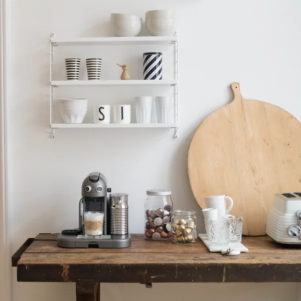 Küche im Scandi Look String Pocket weiß