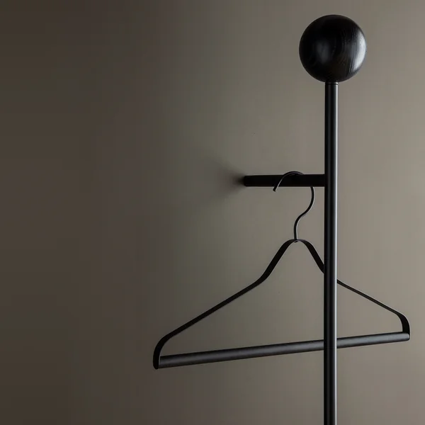 Pujo Garderobe und Kleiderbügel von Ferm Living