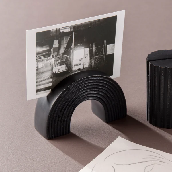 Der Ferm Living - Kartenhalter Arch und Column, in schwarz mit Foto