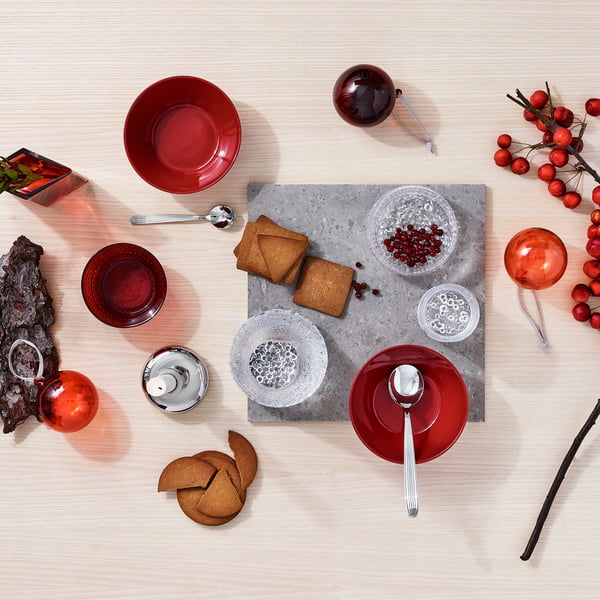 Die Iittala - Glaskugeln, verschiedene Rottöne auf dem Esstisch