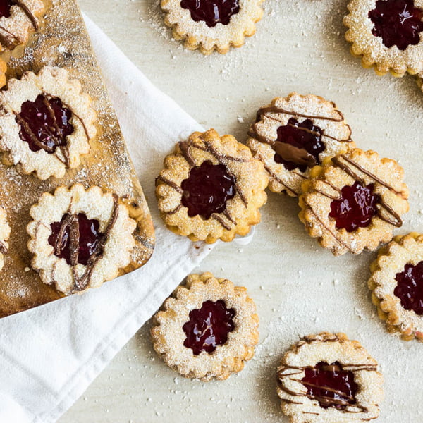 Spitzbuben mit Granatapfelgelee &amp; Schokoguss