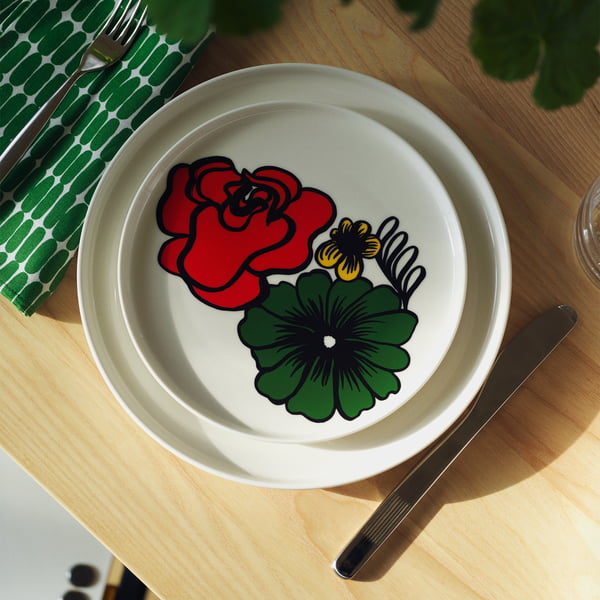 Oiva Eläköön Elämä Teller, Ø 20 cm in weiß / rot / grün von Marimekko auf dem Tisch