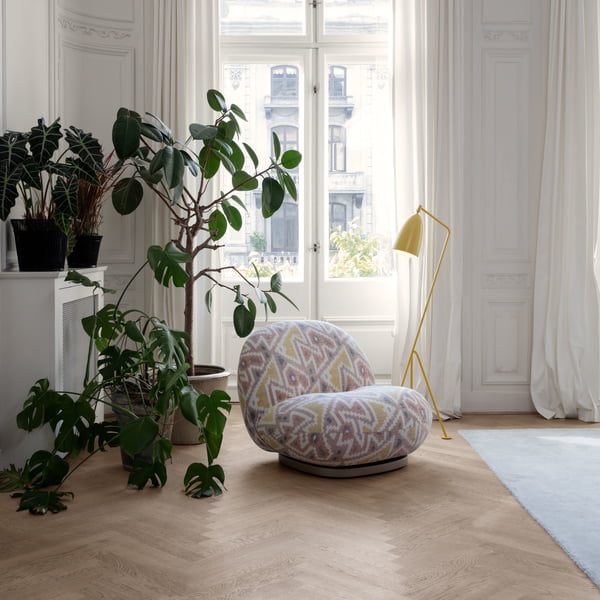 Pacha Lounge Chair mit der Grasshoppa Floor Lamp von Gubi im Wohnzimmer