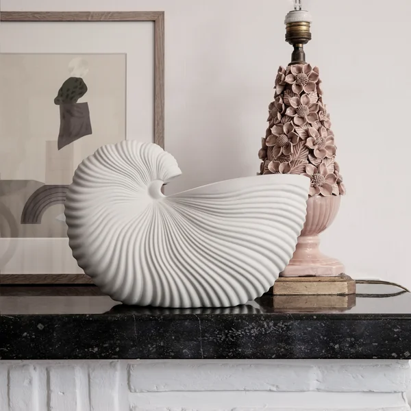 Shell Pot von Ferm Living in off-white mit Kunstdruck aus der Still-Life Gallery Box