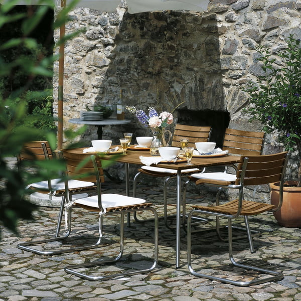 S 1040 Gartentisch und S 40 Outdoor Stühle von Thonet auf der Terrasse im Garten