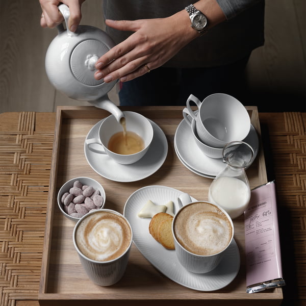 Weiß Gerippt Tasse, Kanne und Teller von Royal Copenhagen auf der Kaffeetafel