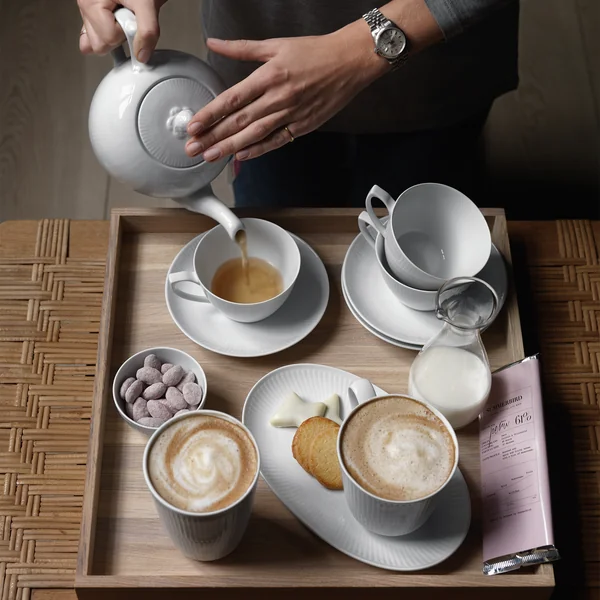 Weiß Gerippt Tasse, Kanne und Teller von Royal Copenhagen auf der Kaffeetafel