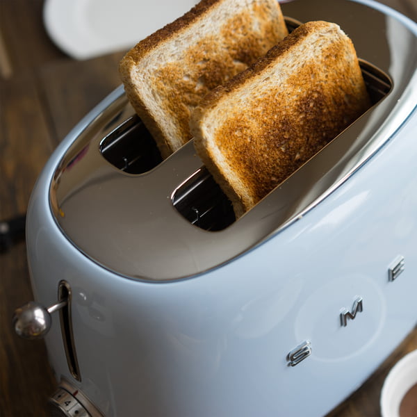 2-Scheiben Toaster TSF01 in pastellblau von Smeg mit Toastscheiben