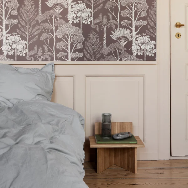 Oblique Hocker/ Ablage von Ferm Living in Eiche matt lackiert