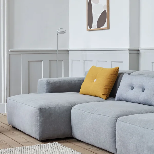 Marselis LED Stehleuchte, Mags Soft Sofa und Kissen Dot von HAY