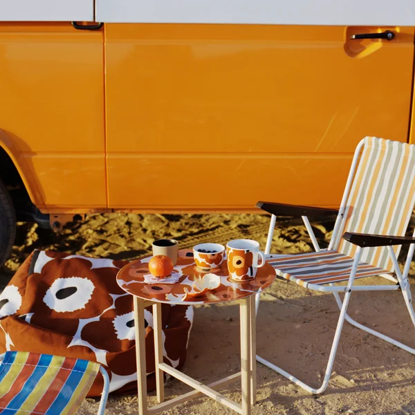 Oiva Unikko Schale und Oiva Unikko Becher mit Henkel von Marimekko