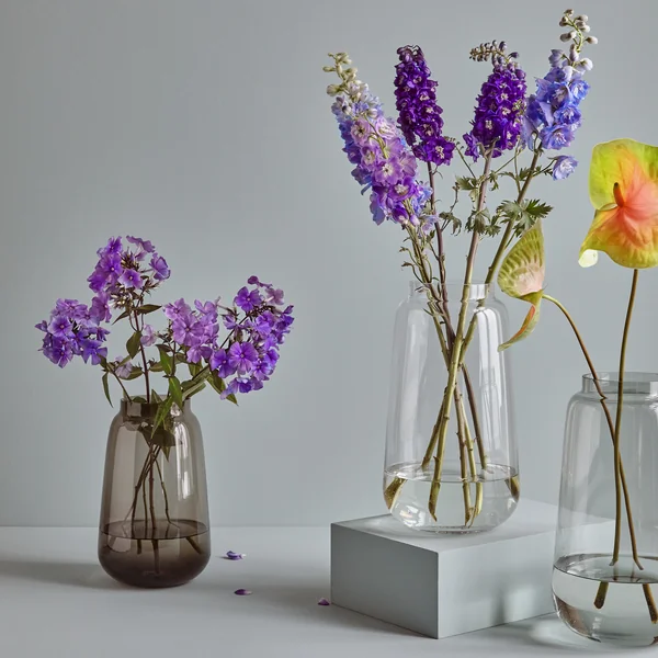 Die Bou Vase von Collection mir weiteren Bou Vasen und Blumen