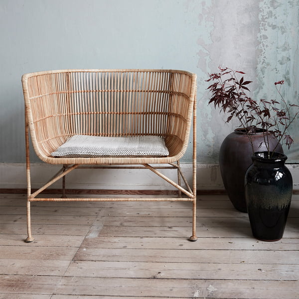 Der Cuun Rattan Lounge Chair, natur von House Doctor im Wohnzimmer neben Hauspflanzen